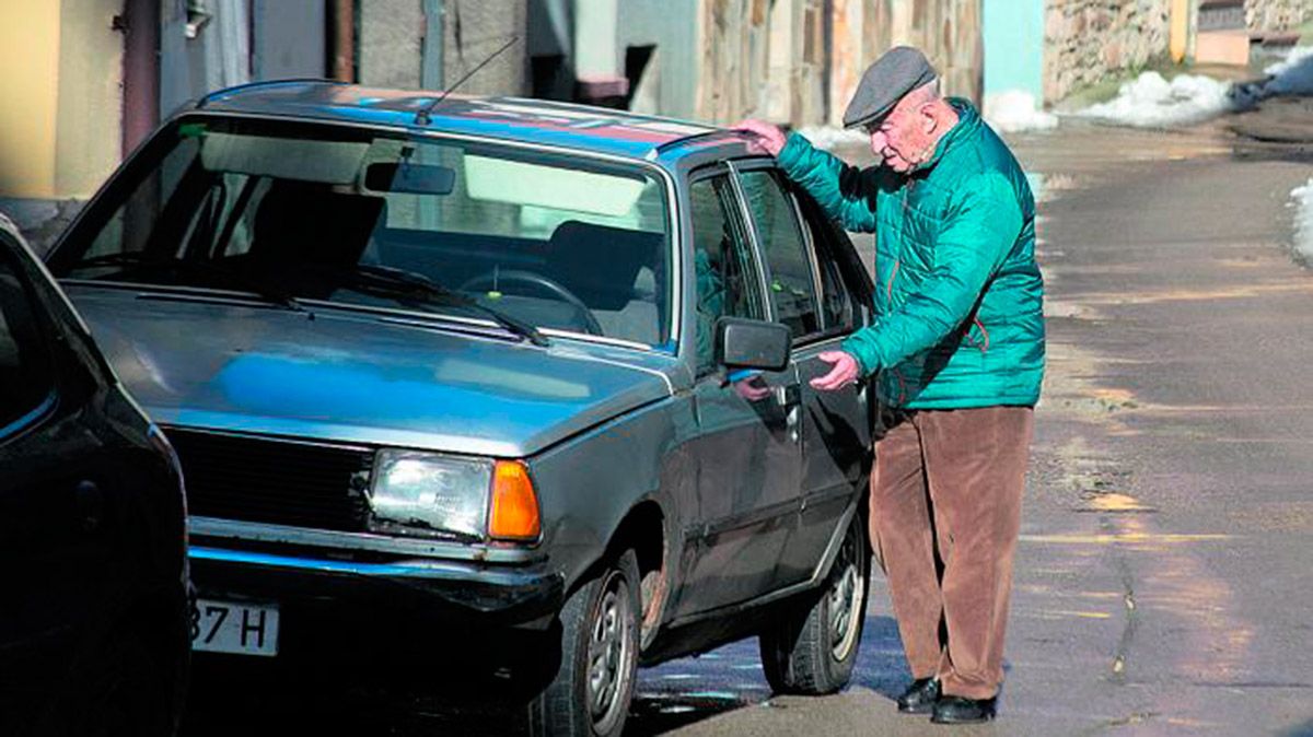 Francisco Valbuena, antiguo alcalde de Crémenes, en un reportaje de hace pocos meses, cuando cumplió 103 años y se disponía a conducir. | MAURICIO PEÑA
