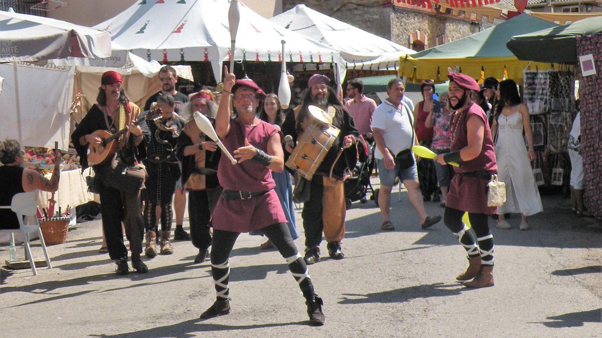 Música y malabares pusieron la ambientación al mercado medieval de Sabero. | ESTEFANÍA NIÑO