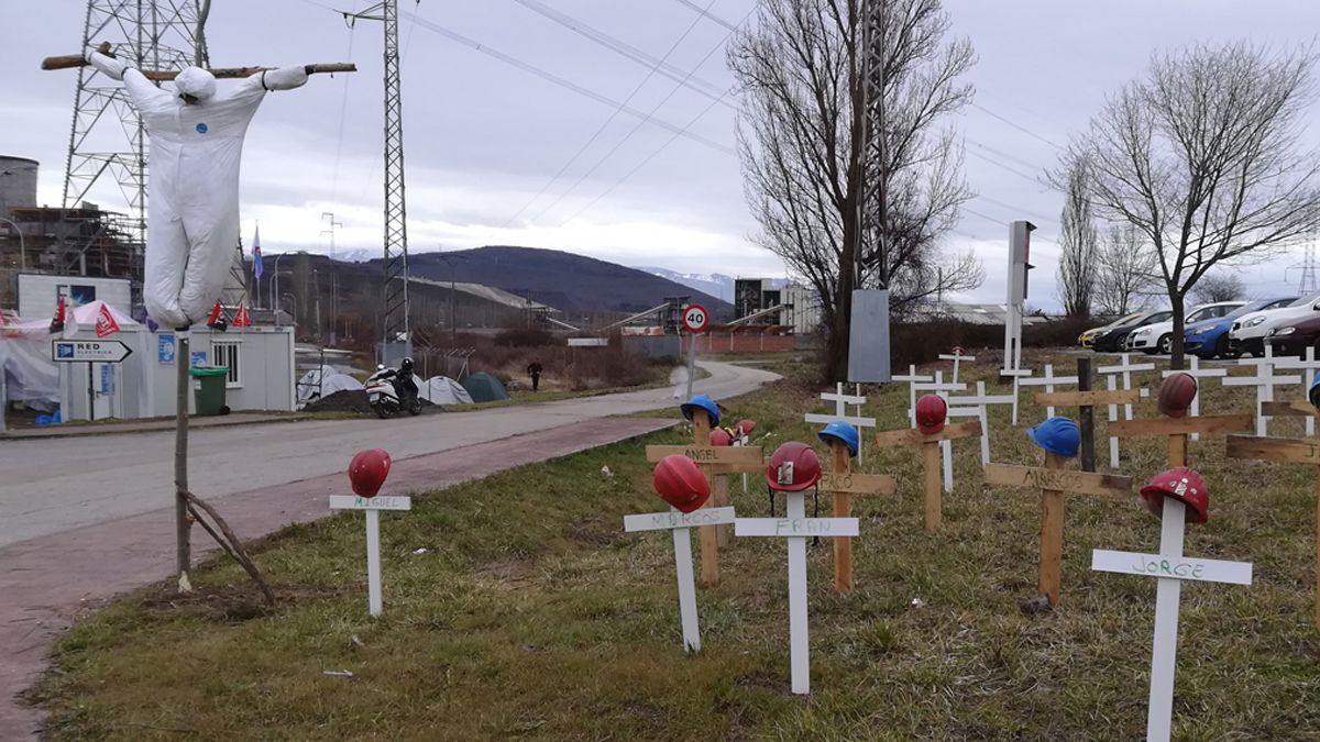 Las cruces por los trabajadores que se quedan sin empleo siguen colocadas a las puertas de la central en Cubillos.  | M.I.