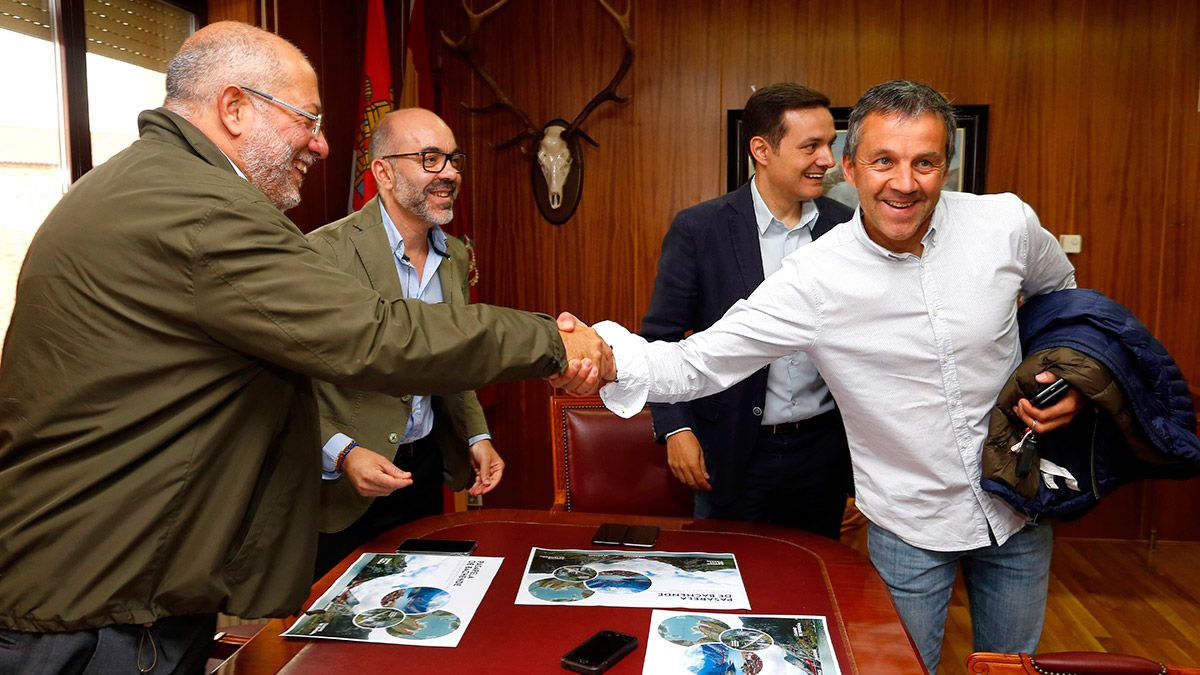 Francisco Igea se reúne con el alcalde de Riaño, Fernando Moreno (D) y los concejales del Ayuntamiento. | ICAL