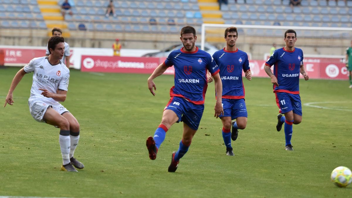 Juan pone un centro ante la defensa del Amorebieta. | SAÚL ARÉN