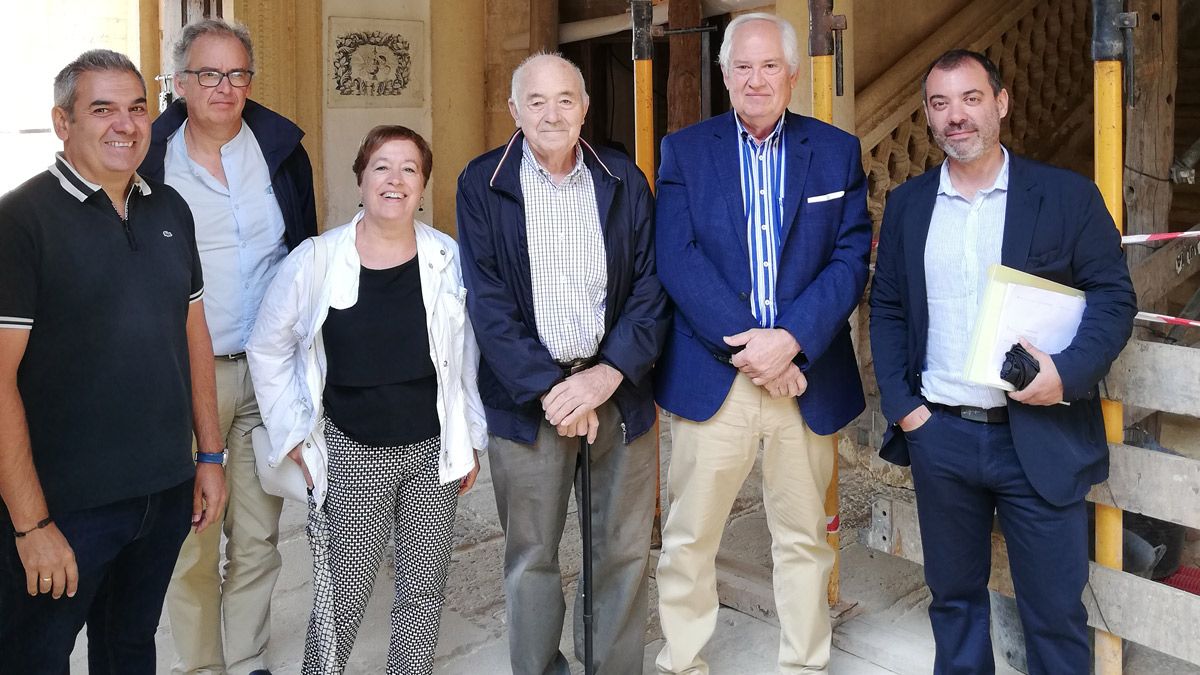 Visita que ha realizado el delegado a las obras de restauración del Palacio de Grajal de Campos.