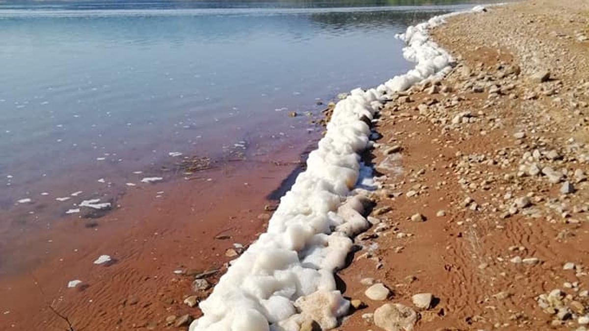 Imágenes de la espuma que proliferaba por la orilla en los últimos días. | BIERZO AIRE LIMPIO