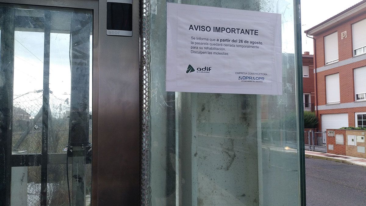 Un cartel indica desde ayer que la pasarela y el ascensor quedan temporalmente cerrados. | L.N.C. Un cartel indica desde ayer que la pasarela y el ascensor quedan temporalmente cerrados. | L.N.C.