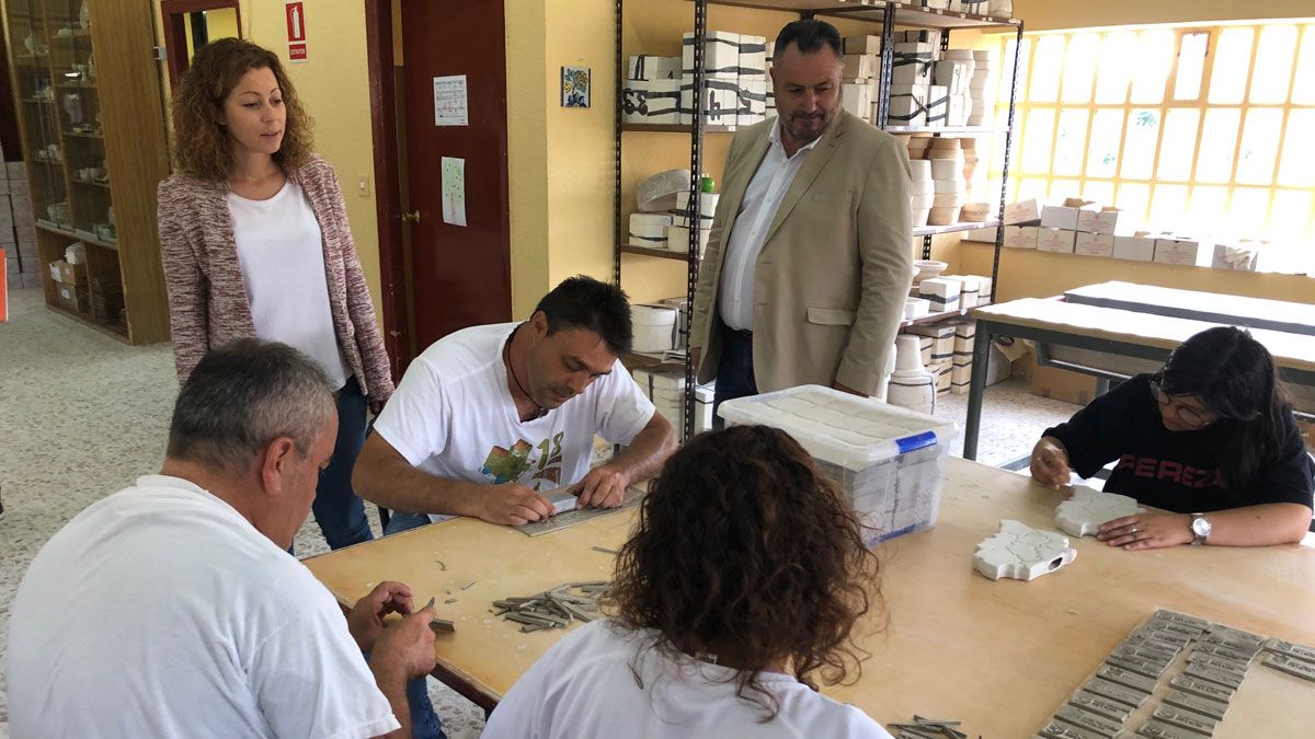 Algunos de los usuarios de Cosamai, trabajando en el taller. | P.F.