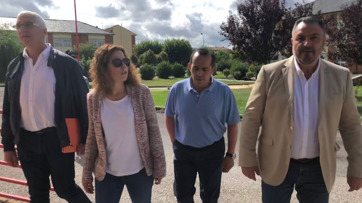 El presidente de la Diputación (derecha) a su llegada a Cosamai, acompañado por la diputada del área, Carolina López, y personal del centro. :: p.f.