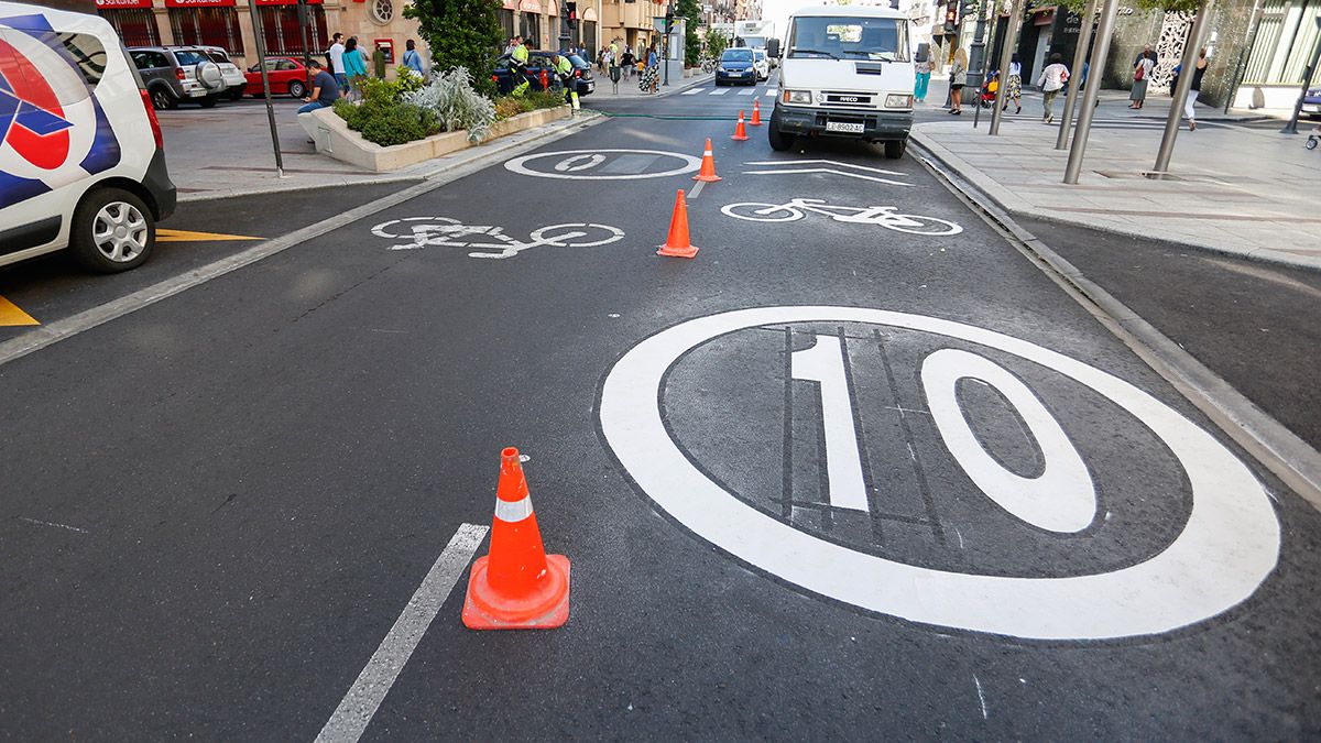 Nueva señalización de la céntrica calle leonesa de Ordoño II por su semipeatonalización. | ICAL