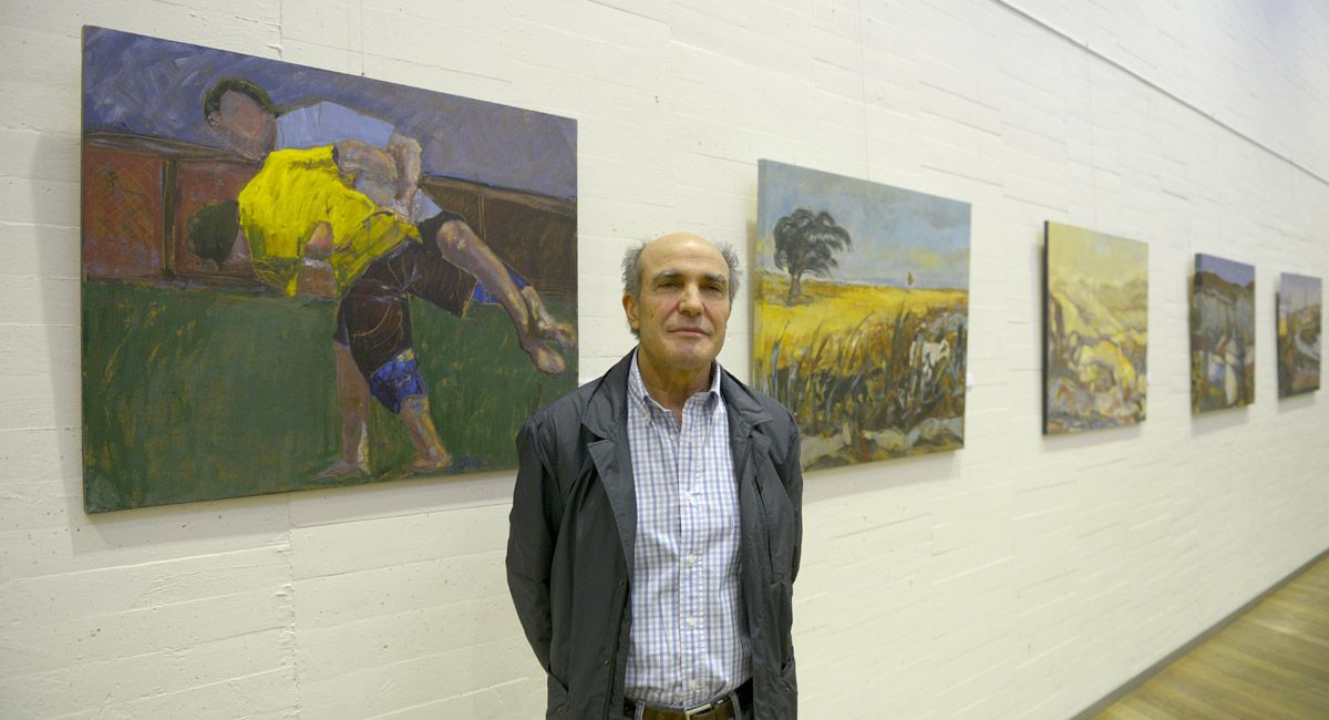 El artista leonés José Antonio Barrera durante la inauguración el pasado jueves en el Auditorio de su exposición ‘Una década de pintura’. | MAURICIO PEÑA