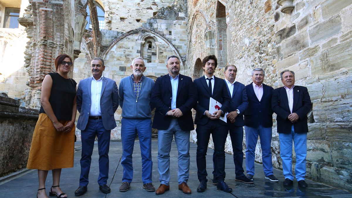Diputados y vocales reunidos en el consejo del ILC en el Monasterio de Carracedo. | ICAL