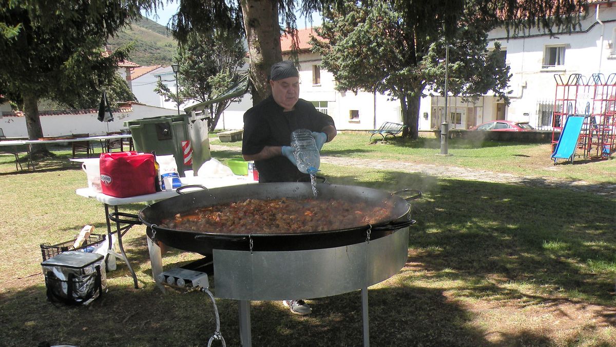 El domingo no faltará la popular paellada en el parque viejo de Villamanín. | ESTEFANÍA NIÑO El domingo no faltará la popular paellada en el parque viejo de Villamanín. | ESTEFANÍA NIÑO