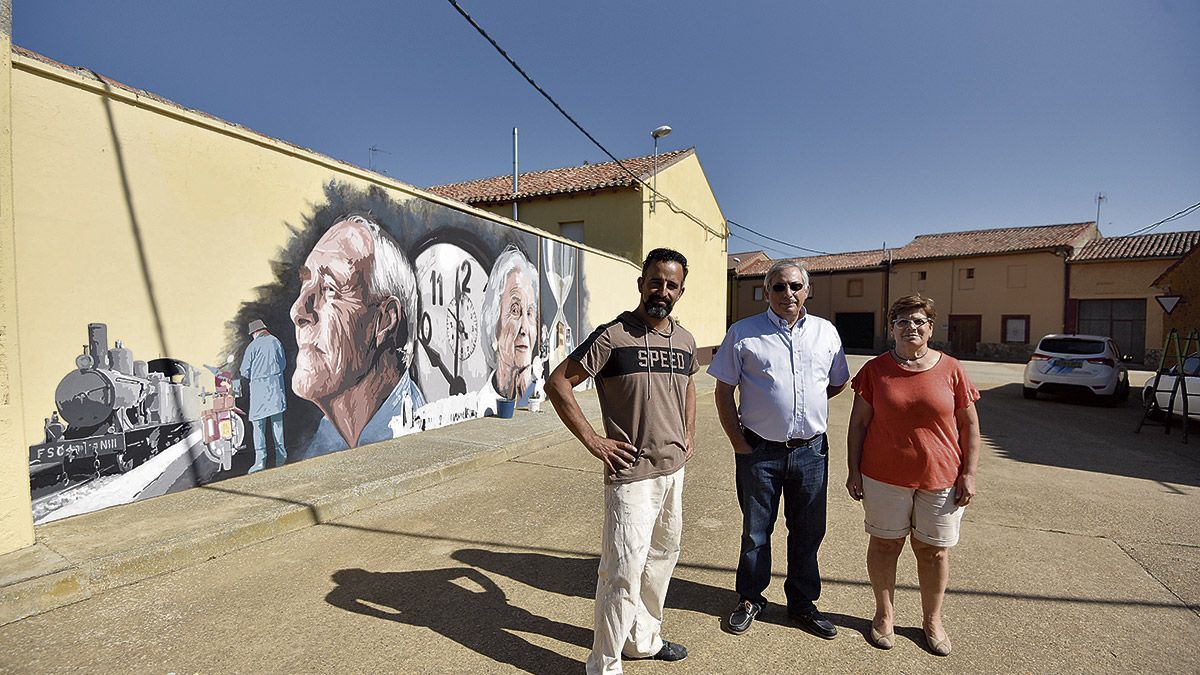 El Tren Burra, el afilador, un rebaño de ovejas, la torre de la iglesia de la que surge el polvo con el que se forman las tierras de los labriegos, la mies. | SAÚL ARÉN