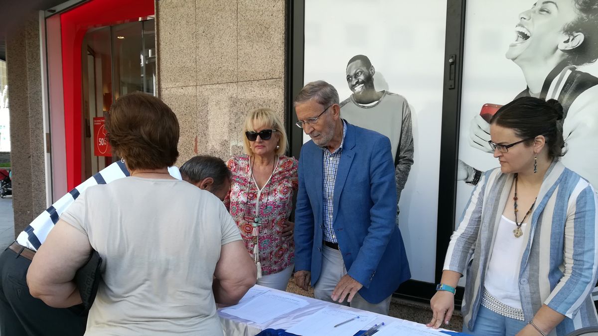 Tarsicio Carballo  con su equipo recogiendo firmas en la plaza Julio Lazúrtegui. | M.I.