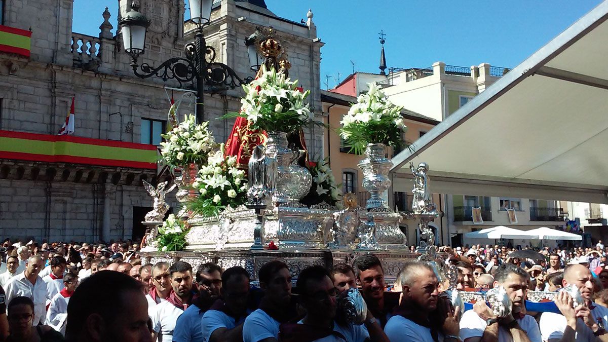 La Virgen de La Encina, en una de sus pasadas celebraciones, portada por hombres, como era habitual. | D.M. La Virgen de La Encina, en una de sus pasadas celebraciones, portada por hombres, como era habitual. | D.M.