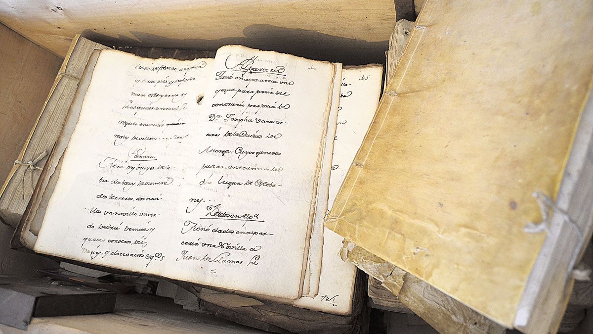 El arca alberga libros y boletines que datan, la mayoría de ellos, del siglo XVIII. | P.F.
