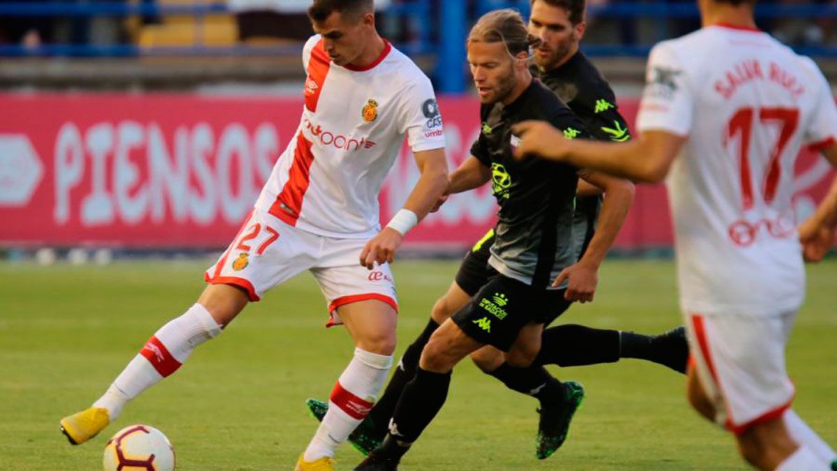 Aitor Fernández presiona a un jugador del Mallorca. | LALIGA