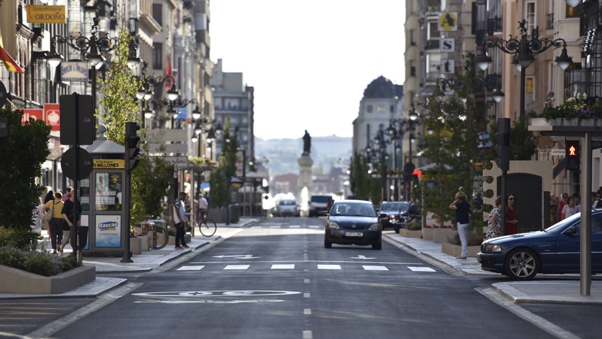 La avenida Ordoño II antes de su semipeatonalización en una imagen de archivo. | SAÚL ARÉN