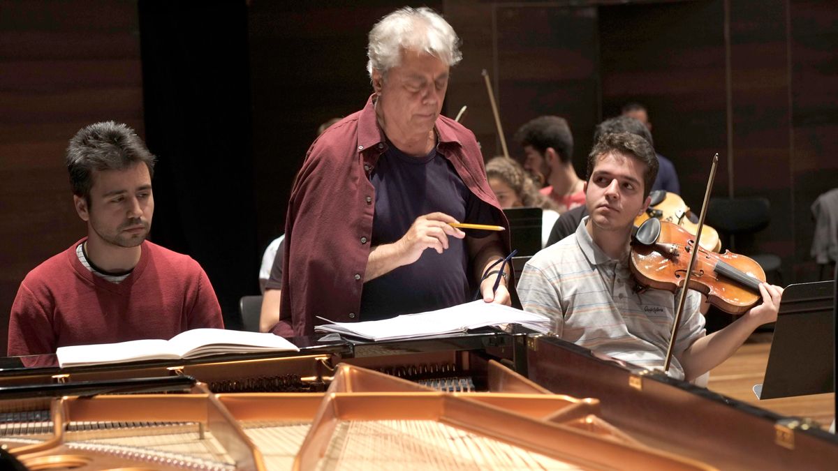 El maestro Bruno Aprea supervisa uno de los ensayos del curso de pianistas, directores y JOL en el Auditorio Ciudad de León. | DANIEL MARTÍN