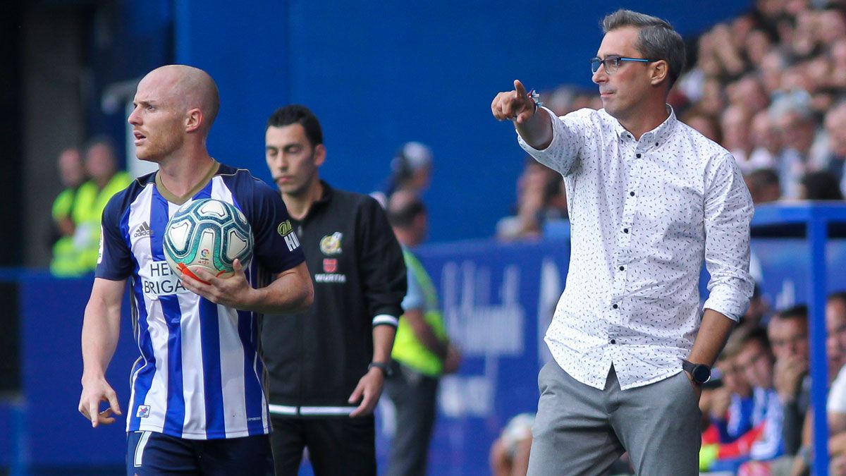Bolo da instrucciones durante el encuentro frente al Zaragoza. | IRINA R.H.