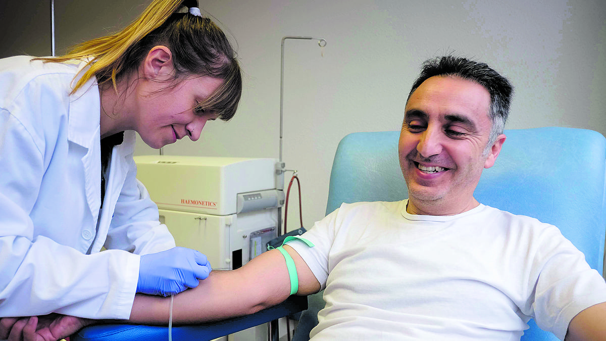 Una enfermera extrae sangre a un donante en el centro de salud de José Aguado. | DANIEL MARTÍN
