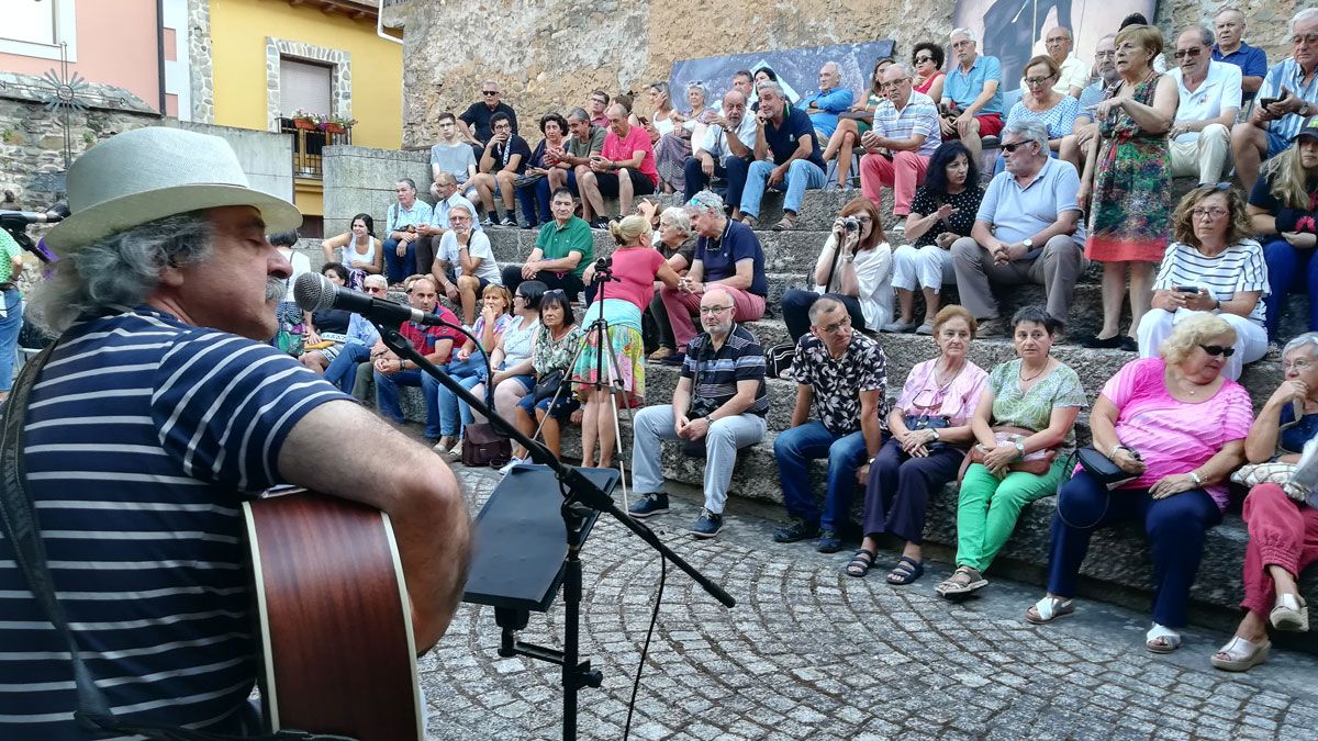 Una imagen del recital de este jueves en el patio del Museo del Bierzo. | D.M.