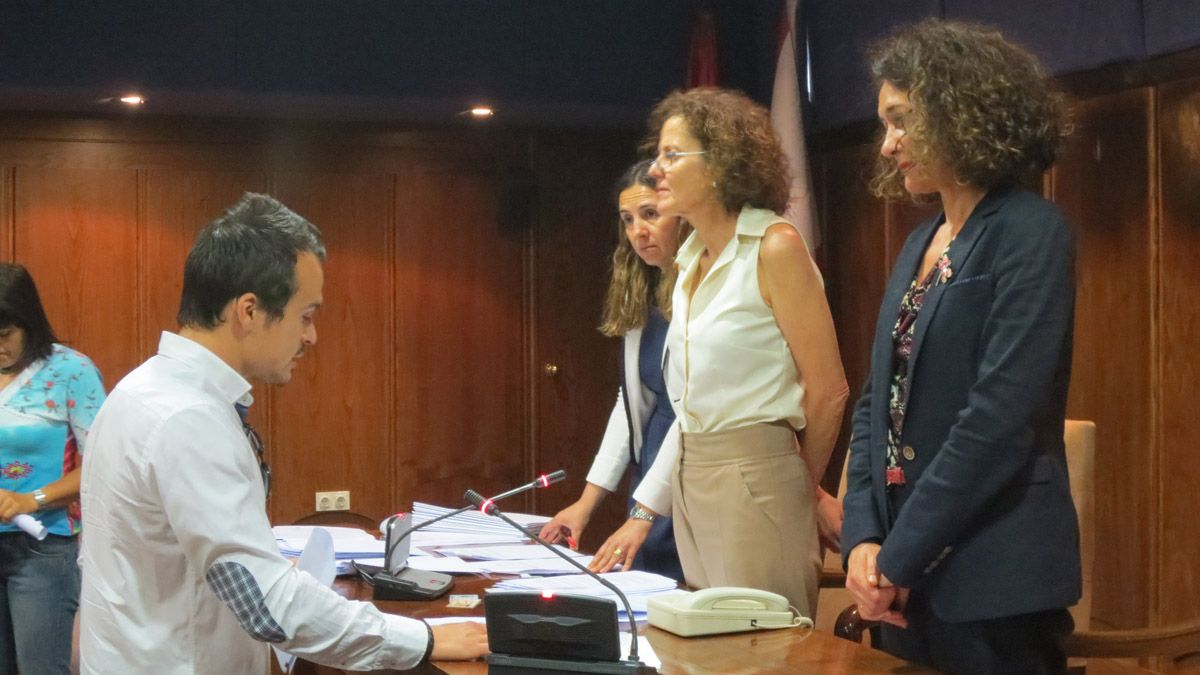 La alcaldesa de Ponferrada, Gloria Merayo, en la toma de posesión de nuevos pedáneos y vocales. | L. N. C.