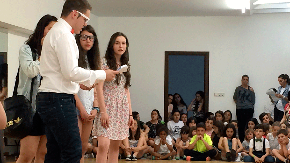 Actores del Centro de Artes Escénicas Vida durante uno de sus ensayos, con profesores y alumnos. | L.N.C.