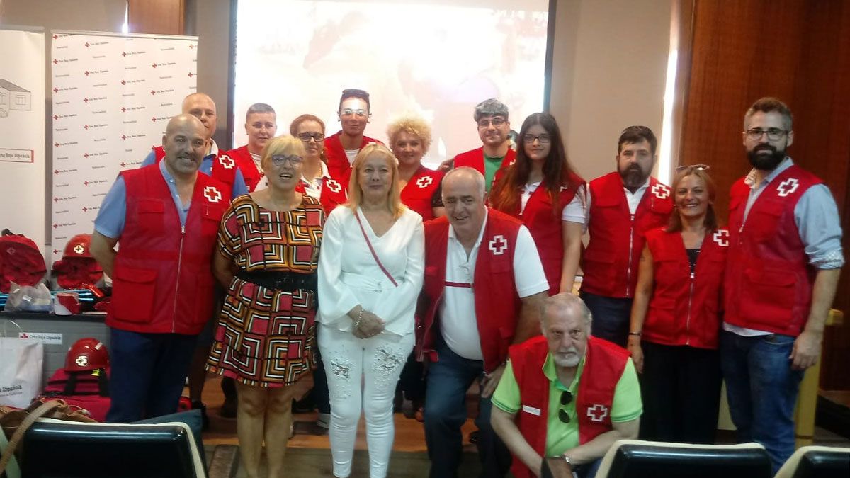Voluntarios y autoridades, en la presentación del equipo. | Cruz Roja