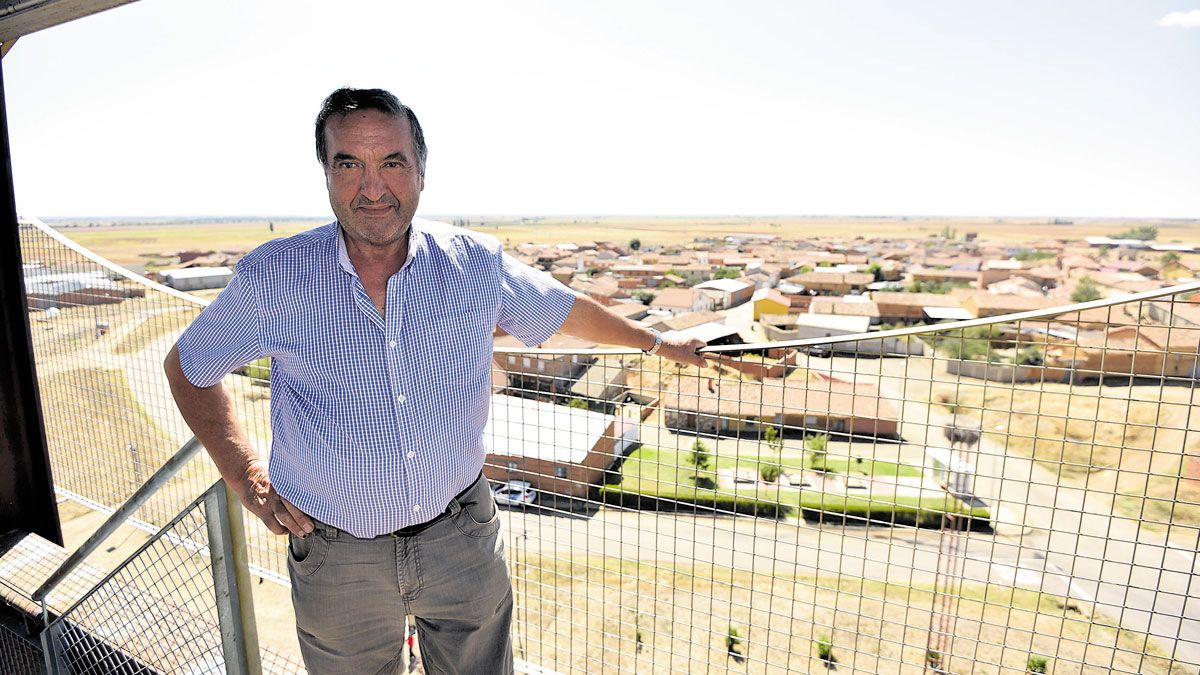 El alcalde de Bercianos del Real Camino, Fidel Rueda, en la torre del pueblo, a 37 metros. | SAÚL ARÉN