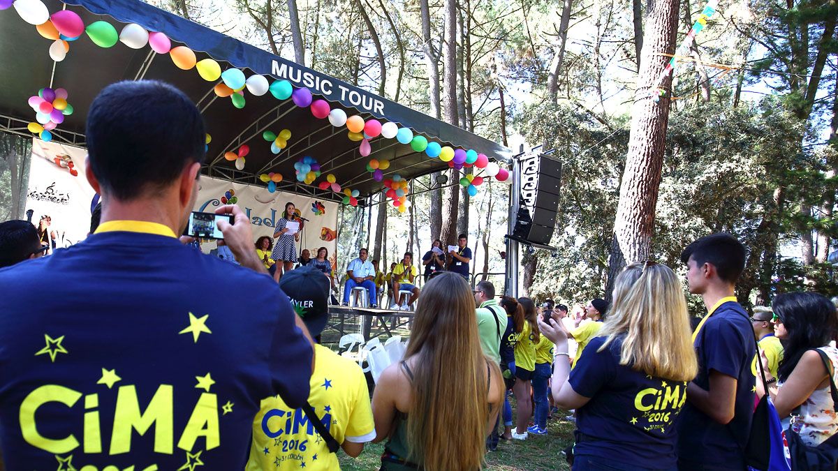 El parque del Temple se convierte en un espacio de ocio gigante gratuito para los niños en Ponferrada estos días. | D.M.