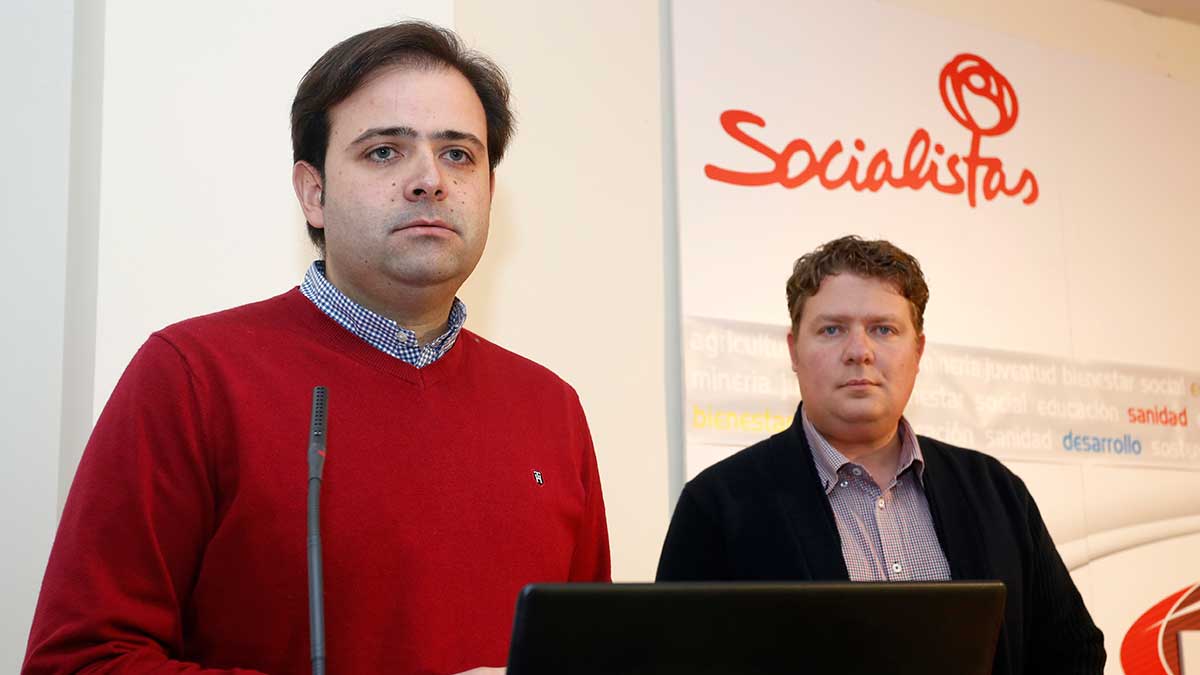Celestino Rodríguez y Óscar Álvarez durante la presentación del nuevo portal.| C.S. CAMPILLO (ICAL)