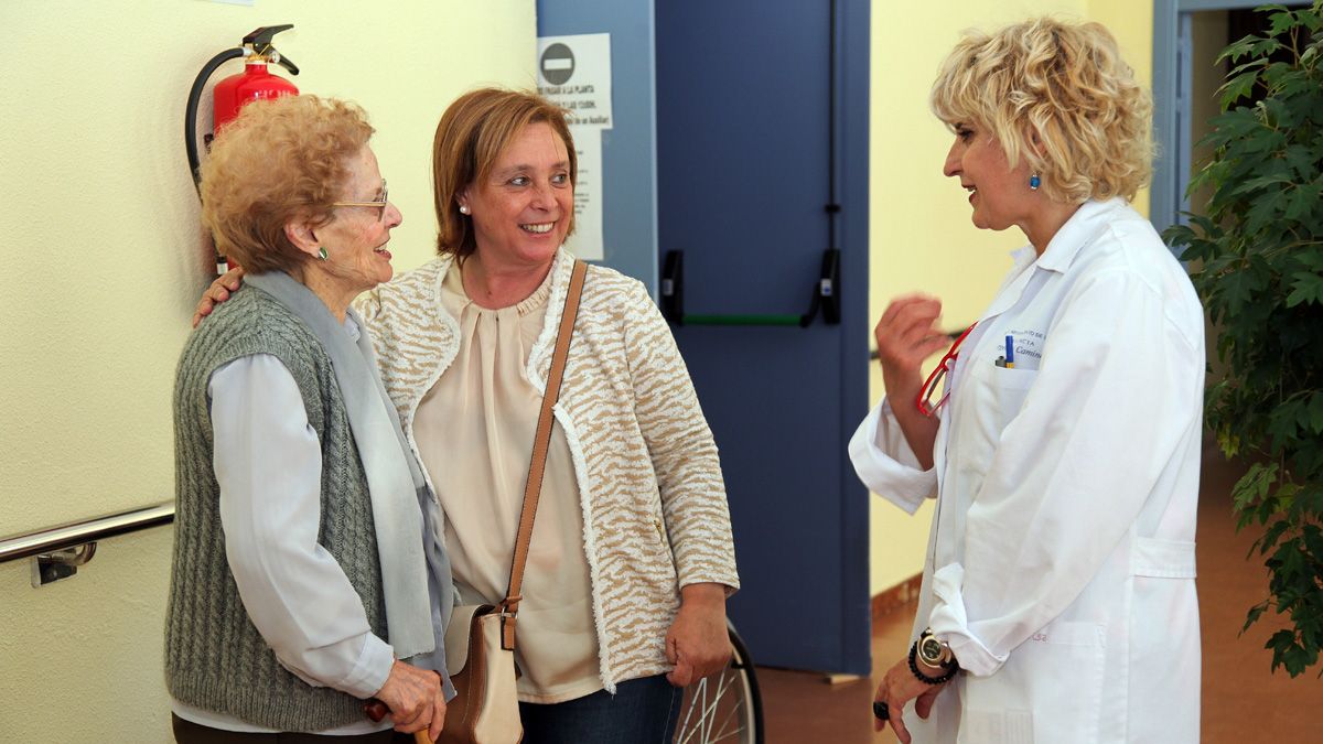La edil Aurora Baza, durante su visita a la residencia de mayores.