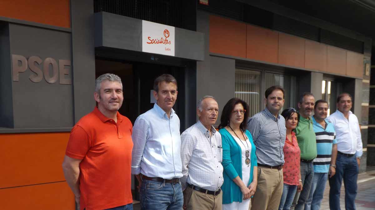 Los nuevos diputados socialistas con el secretario general del partido en León.