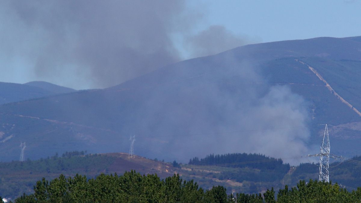 Primeras imágenes del humo procedente del fuego en Toreno. | ICAL