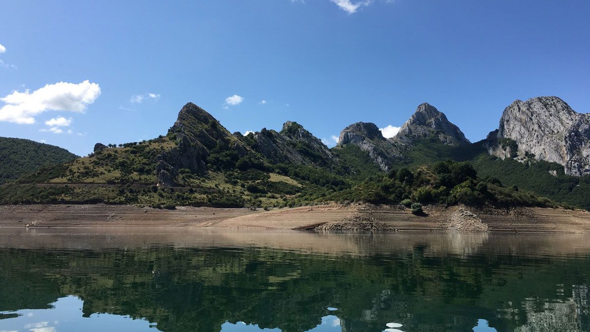 Vista de las montañas de Riaño desde la embarcación. | L.N.C.