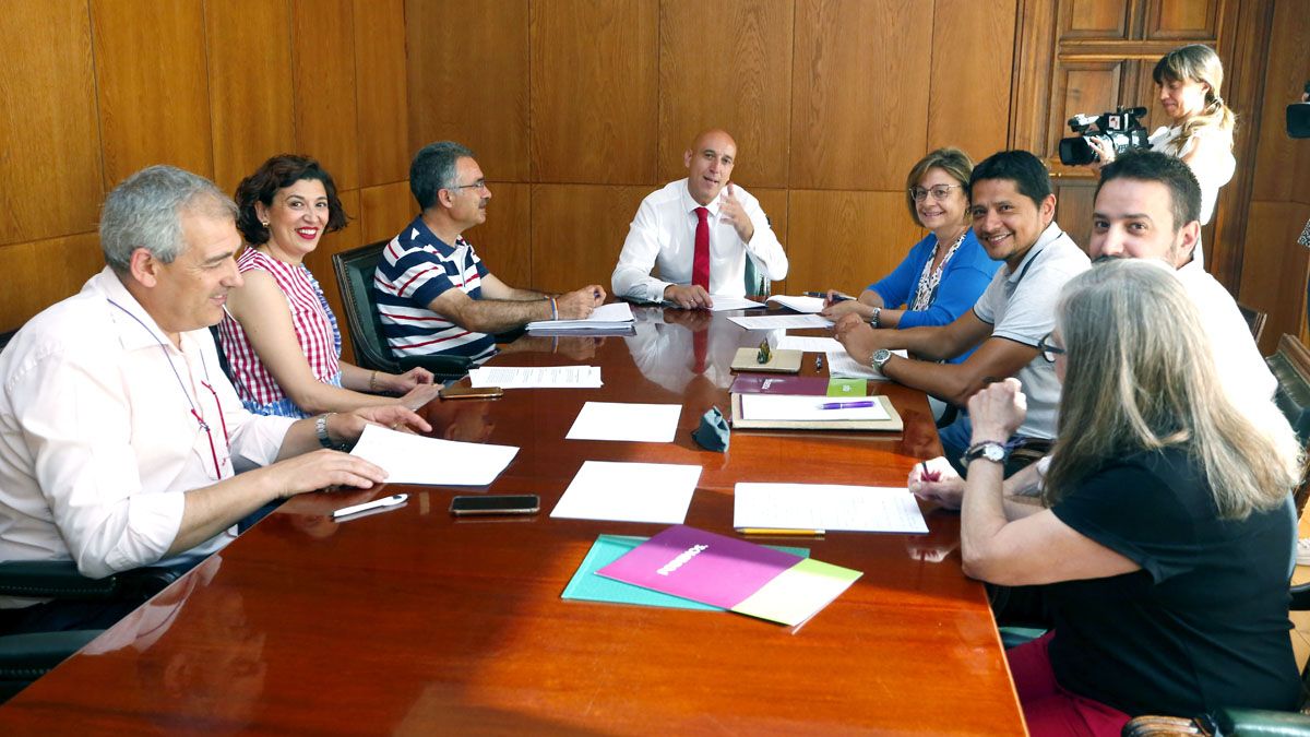 Reunión entre representantes de PSOE y Podemos en un a imagen de archivo. | ICAL