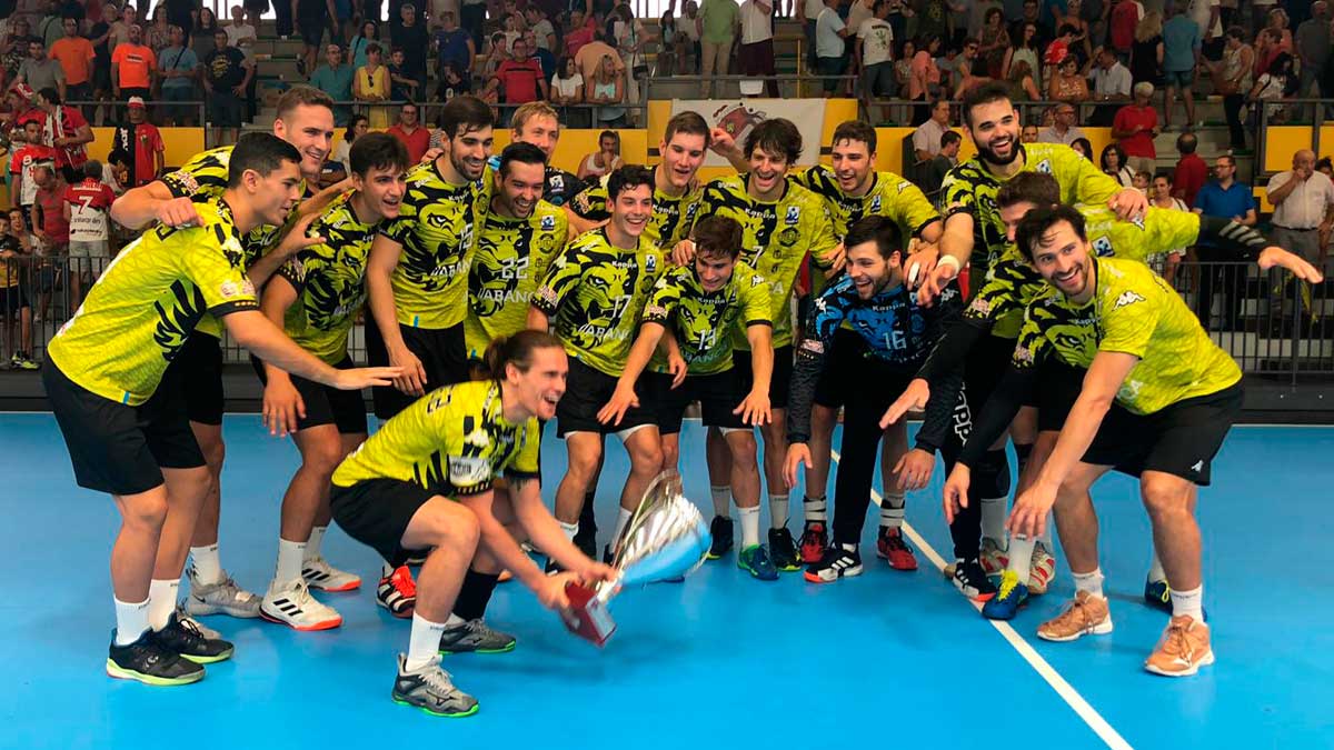 El equipo leonés celebra su título en la Copa Castilla y León. | L.N.C.