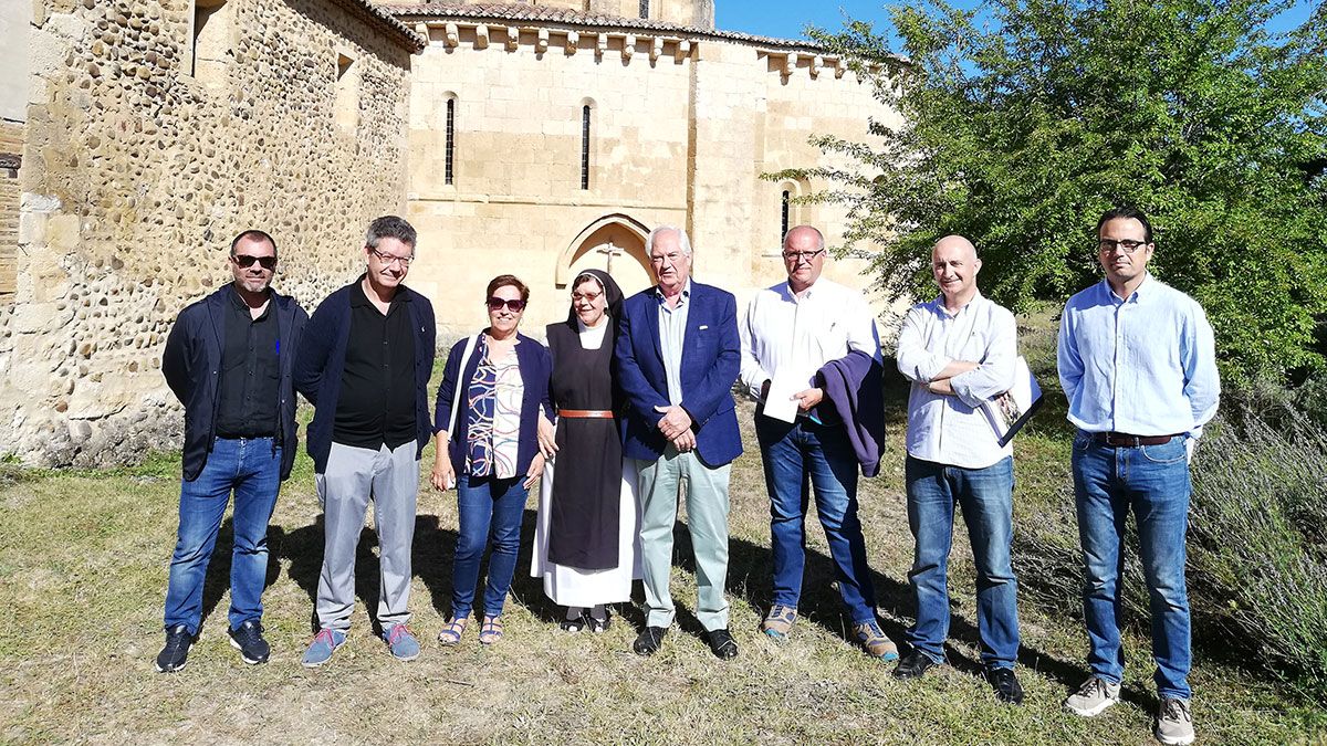 Guillermo García, Amador Aller y Amelia Biaín, durante la visita al monasterio. | L.N.C.