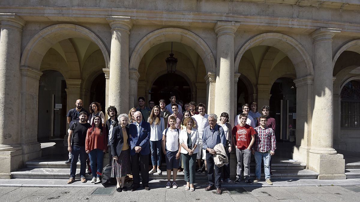 Foto de familia de la concejala Evelia Fernández, la presidenta de Eutherpe, Margarita Morais, y los maestros Bruno Aprea y Joaquín Soriano con los alumnos del curso. | SAÚL ARÉN