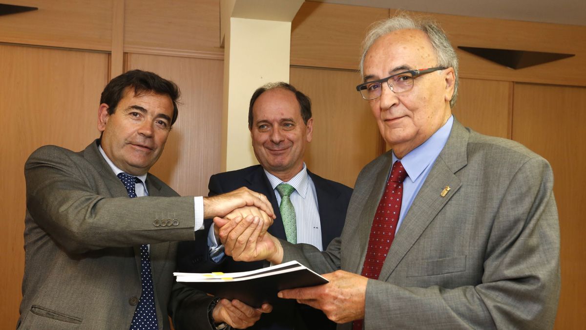 El presidente de Seiasa, Francisco Norte (c), el secretario general de Agricultura, Carlos Cabanas (i) y el presidente de la Comunidad de Regantes del Canal del Páramo, Ramón Ferrero (d), suscriben el acuerdo. | ICAL