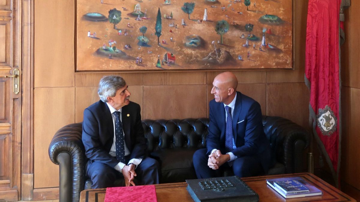 Juan Francisco García Marín y José Antonio Diez al comienzo de la reunión. | L.N.C.