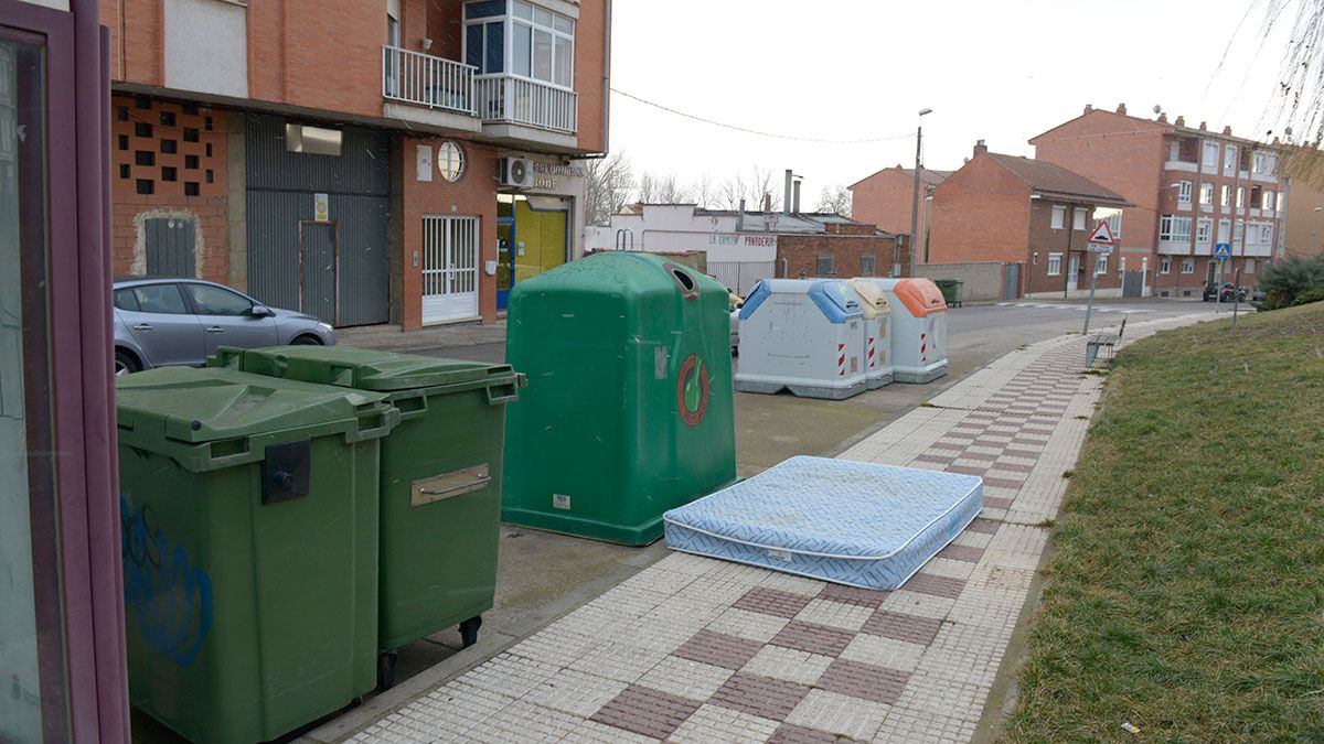 Varios contenedores de basura en una calle del municipio de Villaquilambre. | MAURICIO PEÑA