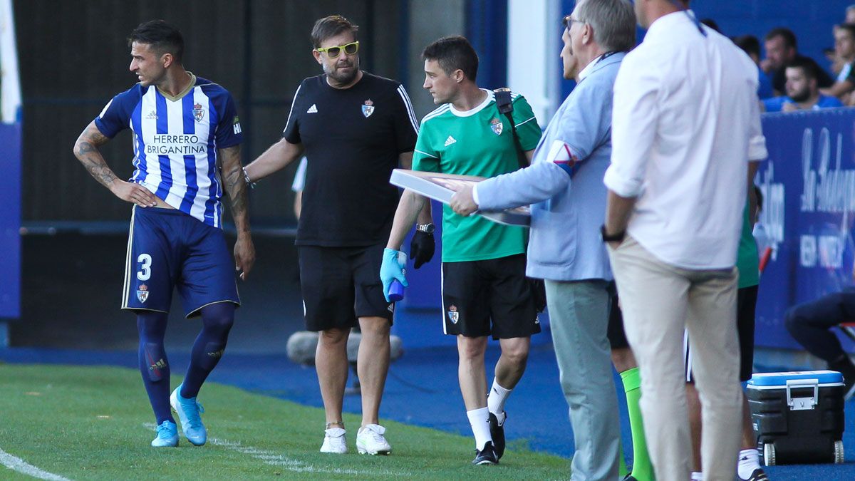 Ríos Reina se retira lesionado en el partido ante el Tenerife. | IRINA R.H.