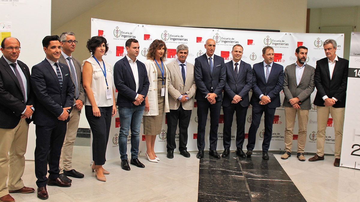 Instantes previos a la inauguración de la jornada, con organizadores, autoridades y expertos. | L.N.C.