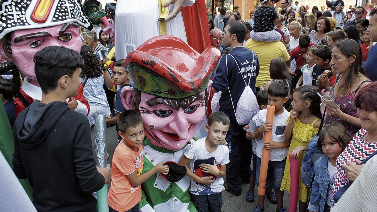 Los más pequeños volverán a correr delante de los gigantes y cabezudos por el centro de las calles de Valencia de Don Juan estos días. | T.G.