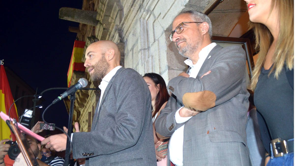Pablo Morán, durante su pregón, junto al alcalde, corporación y medios de comunicación en el balcón municipal. | D.M.
