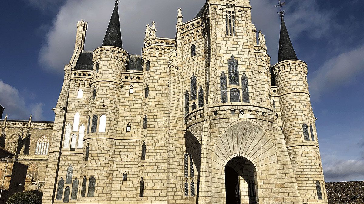 Una imagen del Palacio de Gaudí de Astorga, desde el exterior. | P.F. Una imagen del Palacio de Gaudí de Astorga, desde el exterior. | P.F.
