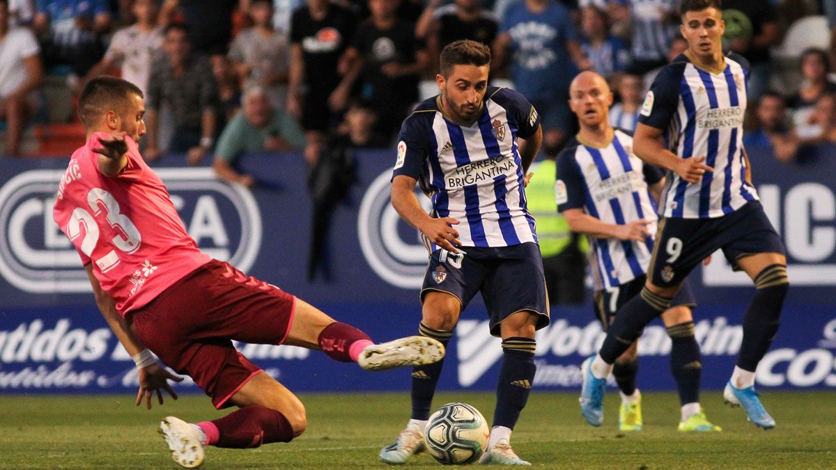 Nacho Gil se zafa de un defensor del Tenerife durante el choque del pasado domingo. | IRINA R.H.