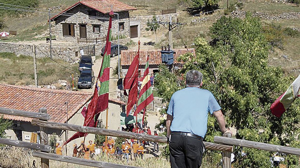 Un vecino, un pájaro, observa desde lo alto del pueblo el ascenso de la comitiva escoltada por los pendones leoneses.