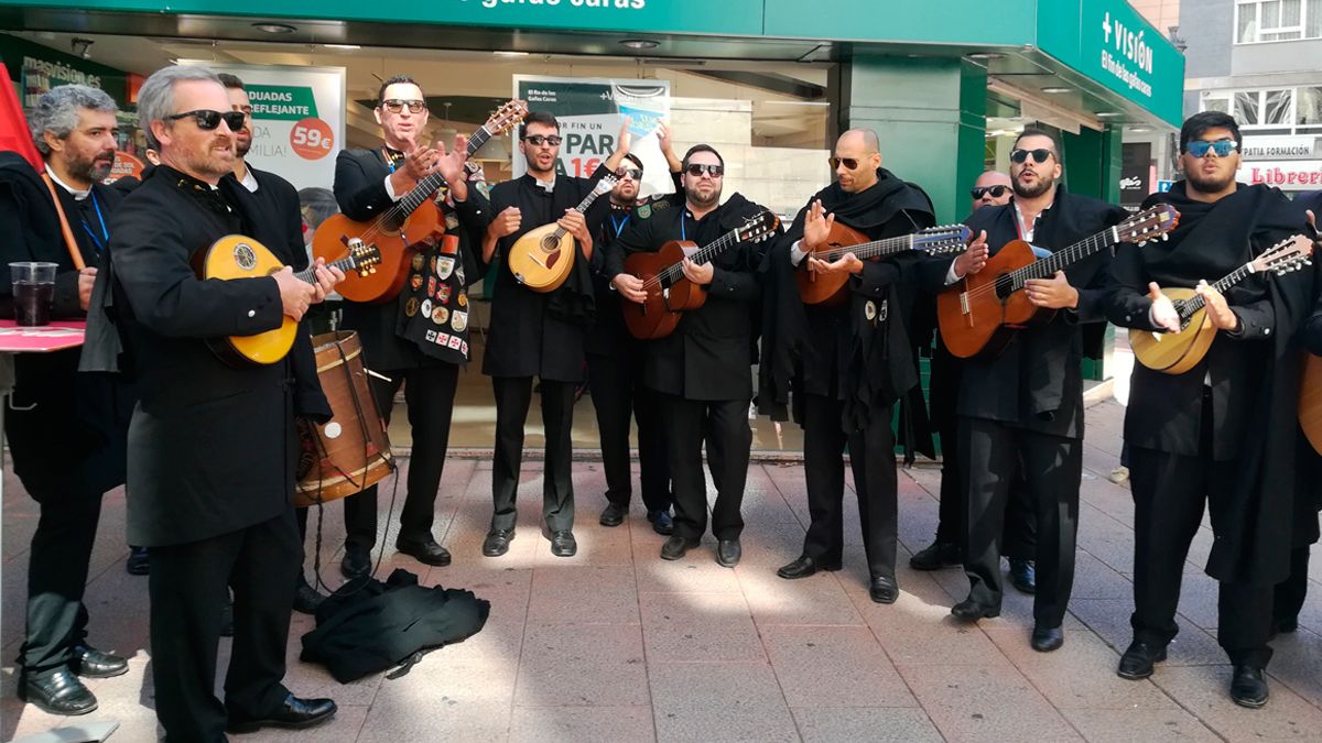 Encuentro de tunas en las fiestas de La Encina de Ponferrada. | M.I.