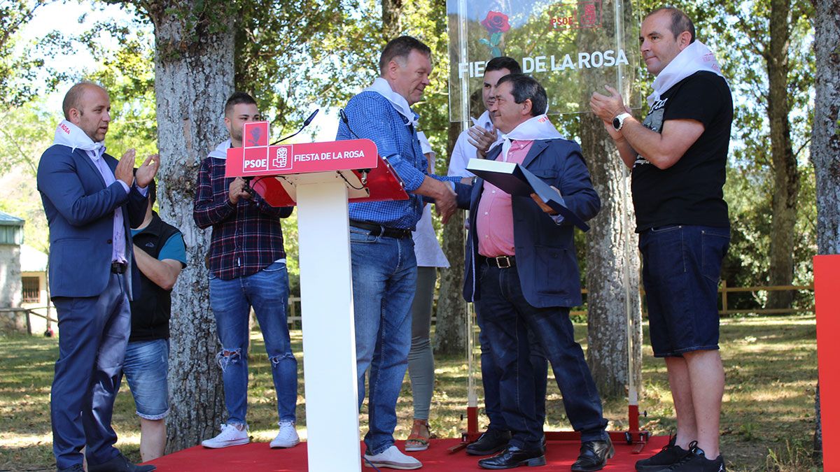 Un momento del acto celebrado en Boñar para homenajear al alcalde de la localidad. | HURTADO